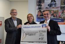 Wolfgang Balser, Mirjam Aasman und Alexander Zippel bei der Spendenübergabe