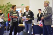 Wolfgang Balser, Geschäftsführer der Jugendwerkstatt bei der Übergabe der Förder-Urkunde mit Vertretern der Stiftung Anstoß