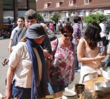 Besucher des Verschenkmarkts beim Stöbern